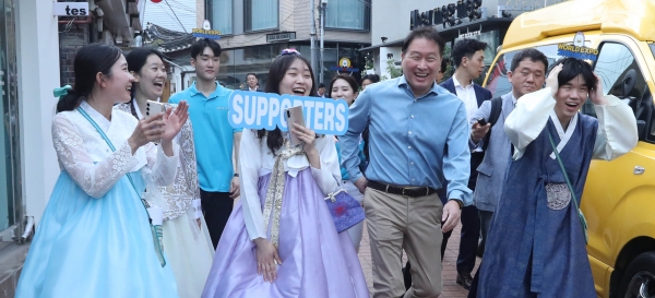 최태원 대한상의 회장이 엑스포 서포터즈들과 함께 2030 부산엑스포 게릴라 홍보를 하고 있다. [사진=대한상공회의소]