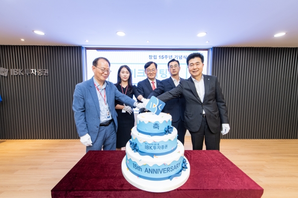 창립 15주년 기념식에 강석민 감사위원(왼쪽부터), 임직원 대표, 서정학 대표이사, 이상용 노조위원장, 감성한 부사장이 기념촬영을 하고 있다. [사진제공=IBK투자증권]