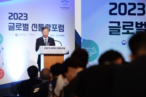 KOTRA(사장 유정열)와 TUV, SGS, ㈜에코나인이 공동으로 주관하고, 산업통상자원부(장관 이창양)가 주최하는 ‘2023 글로벌 신통상포럼’이 6월 1일 서울 소공동 롯데호텔에서 개최됐다. 유정열 KOTRA 사장이 개회사를 하고 있다. [사진=코트라]