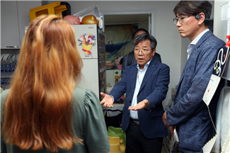 김헌동 SH공사 사장이 주거상향 실태조사 심층면담을 희망하는 세대를 방문, 이주지원내용 등을 설명하고 있다. [사진제공=SH공사]