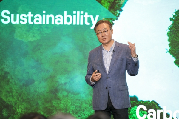 지난해 6월, SK이노베이션 김준 부회장이 미국 캘리포니아주 샌프란시스코만 남부에 위치한 새너제이에서 열린 ‘SK이노베이션 글로벌 포럼’ 기조연설에서 SK이노베이션의 그린 포트폴리오(Green Portfolio) 구축 방향과 사업모델 혁신 의지를 소개하고 있다. [사진=SK이노베이션]