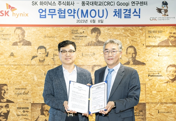 SK하이닉스 안전보건환경담당 김형수 부사장(오른쪽)과 동국대학교 CRC 임중연 센터장(왼쪽)이 8일 동국대에서 산업 안전사고 예방 등을 위한 스마트 기술 공동 연구 협약(MOU)을 체결했다. [사진=SK하이닉스]