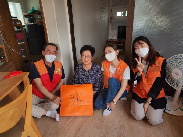지난 5월 26일 ‘행복나눔 사랑잇기’ 대면 봉사활동에 참여한 SK어스온 명성 사장(왼쪽 첫 번째)과 구성원들이 홀몸 어르신 가정을 방문해 기념사진을 촬영하고 있다. [사진=SK이노베이션]