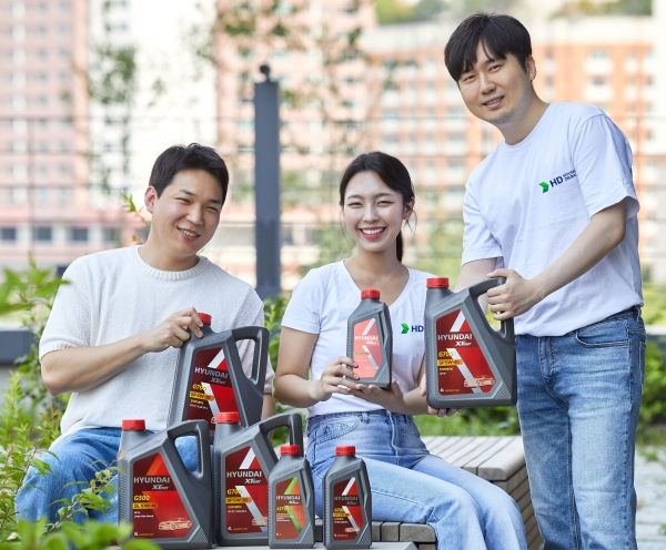 HD현대오일뱅크 직원들이 엑스티어(XTeer) 제품군에 도입될 재생 플라스틱 용기를 소개하고 있다. [사진=HD현대오일뱅크]