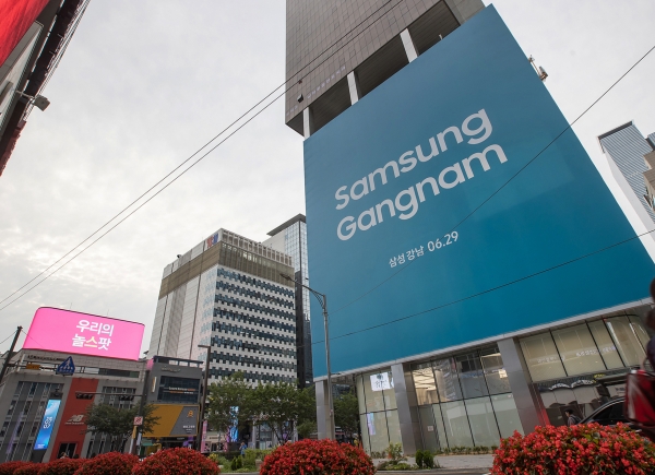 삼성전자가 20일 강남대로 일대 G-LIGHT(미디어폴) 18개와 주요 전광판 9곳을 통해 '삼성 강남' 티저 영상을 공개했다. 또한, 오픈 준비중인 '삼성 강남'의 외벽을 전체 랩핑해 소비자들의 눈길을 사로잡았다. [사진=삼성전자]