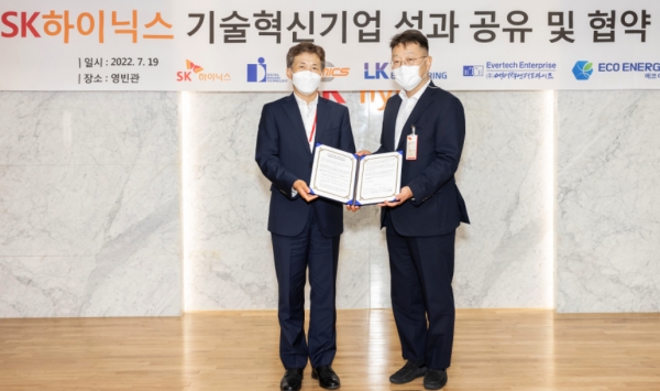 SK하이닉스 '6기 기술혁신기업 협약식' 모습. (왼쪽부터)곽노정 SK하이닉스 대표이사 사장, 박종철 디아이티(주) 대표 [사진=SK하이닉스]