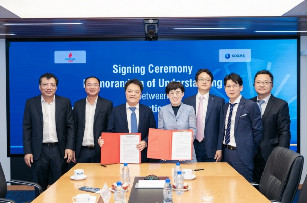 왼쪽에서 세번째 Mr. Hoang Van Quang (황 반 꽝), PV Power 회장 [사진=한국가스공사]