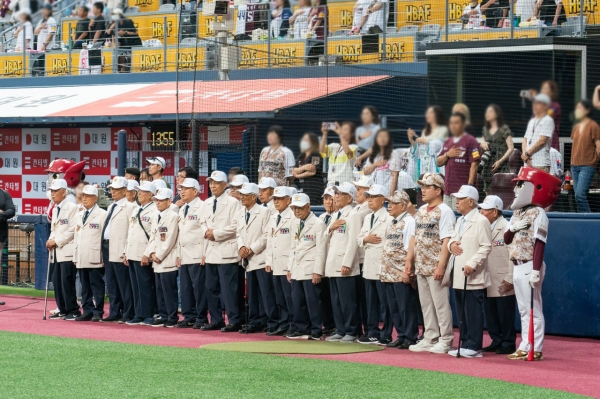 25일 6·25 참전용사들이 고척 스카이돔에서 열린 '영웅을 향하여! Stand up for Heroes!' 행사에 참여하고 있다. [사진=효성]