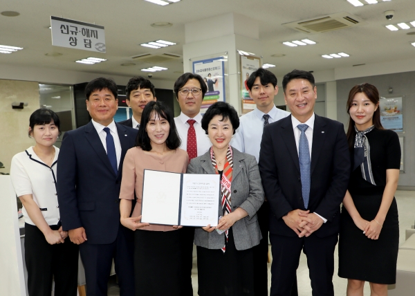 ▲강신숙 은행장(앞줄 오른쪽 세번째)이 전주지점 직원들로부터 ‘마부작침(磨斧作針) 결의문’을 전달받고 기념촬영을 하는 모습. [사진=Sh 수협은행]