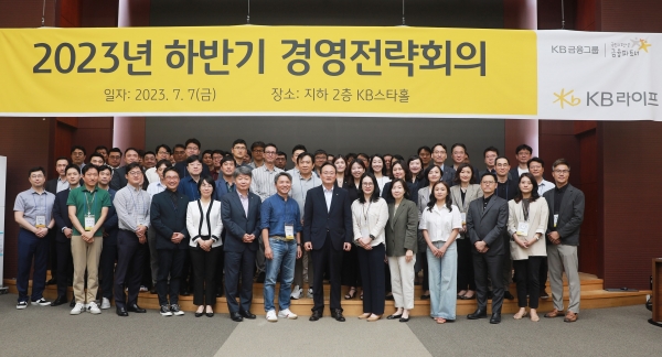 KB라이프생명 이환주 대표이사 사장(오른쪽 일곱 번째)이 임원 및 부서장들과 함께 기념사진을 촬영하고 있다. [사진=KB라이프생명]