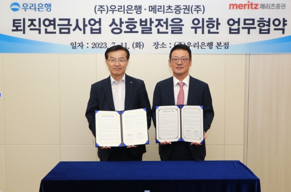김경성 메리츠증권 자본시장본부장 부사장과 박봉순 우리은행 연금사업그룹 그룹장이 퇴직연금사업 상호 발전을 위한 업무 협약을 체결 중이다. [사진=메리츠증권]