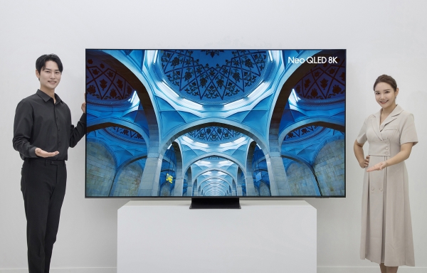 삼성전자 모델이 98형 Neo QLED 8K (QNC990) 신모델을 소개하는 모습 [사진=삼성전자]