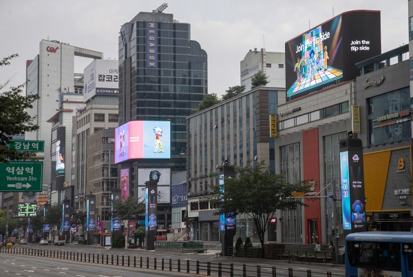 대한민국 서울 강남대로의 'Join the flip side' 디지털 옥외광고 [사진=삼성전자]