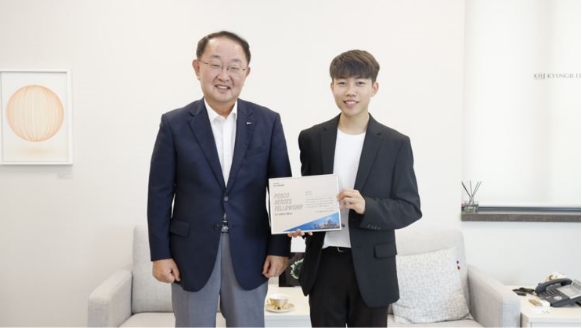 포스코히어로즈 상패 전달식 (왼쪽부터)오동호 상임이사, 최재호 학생 [사진=포스코청암재단]