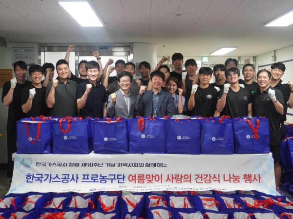 가스공사 페가수스 프로농구단은 지난 7월 19일 독거노인 및 장애인, 교육 소외 청소년 등 지역 취약계층 이웃을 대상으로 식료품과 여름나기 물품을 지원했다.