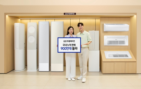 삼성전자 모델이 삼성스토어 대치점에서 23년형 무풍에어컨 제품을 소개하고 있는 모습 [사진=삼성전자]