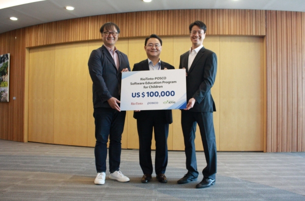 8월 3일 포스코가 리오틴토(Rio Tinto)와 함께 조성한 GEM매칭펀드 기금 10만 달러를 희망친구 기아대책에 전달했다. 왼쪽부터 희망친구 기아대책 함현석 기업후원1본부장, 포스코 박효욱 원료2실장, 리오틴토 한국지사 송용규 철광석 총괄 [사진=포스코]