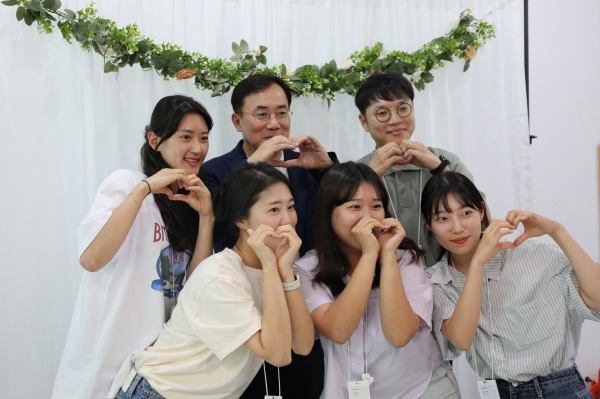 지난 6월 23일 LG이노텍 구미 사업장에서 열린 'CEO컴앤컴' 행사에서 정철동 사장과 직원들이 ‘인생네컷’을 함께 찍고 있다. [사진=LG이노텍]