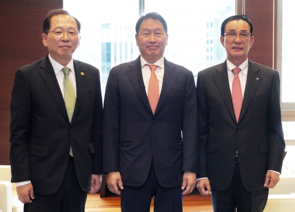 최태원 대한상의 회장(가운데), 조승환 해수부 장관(왼쪽), 노동진 수협중앙회 회장(오른쪽)이 면담에 앞서 기념촬영을 하고 있다. [사진=대한상의]