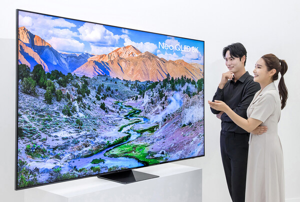 모델들이 98인치 네오 QLED 8K를 체험하고 있다. [사진=삼성전자]