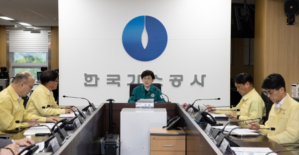 한국가스공사는 9일 사장 주재로 경영임원 및 사업소장과 함께 태풍 대비 전사 상황점검 화상회의를 진행해 전국 사업소의 안전관리대책 및 긴급복구태세 등을 점검했다.(가운데 최연혜 가스공사 사장) [사진=한국가스공사]