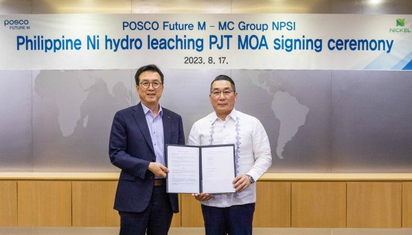 포스코퓨처엠과 NPSI(Nickel Prime Solutions Inc) 社가 필리핀 니켈 합작사업 MOA를 체결했다. 포스코퓨처엠 김준형 사장(왼쪽), MC그룹 마이클 첸 회장(오른쪽) [사진=포스코퓨처엠]