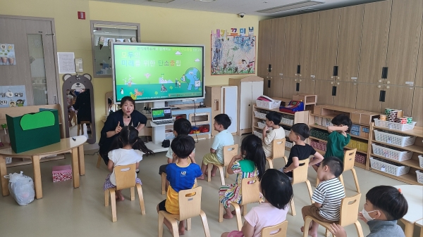 21일(월) 오전 11시 울산동부경찰서어린이집에서 동서발전이 자체 양성한 탄소중립 전문강사가 '찾아가는 탄소중립 실천 교육'을 진행하는 모습 [사진=동서발전]