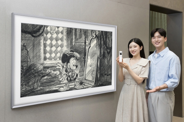 삼성전자 모델이 삼성스토어 대치점에서 라이프스타일 TV '더 프레임(The Frame) 디즈니 100주년 에디션'을 소개하고 있다. [사진=삼성전자]