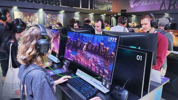 23일부터 27일까지 독일 쾰른에서 열리는 '게임스컴 2023'에 참가한 게이머들이 QD-OLED 모니터로 '별이되어라2'를 즐기고 있는 모습 [사진=삼성디스플레이]