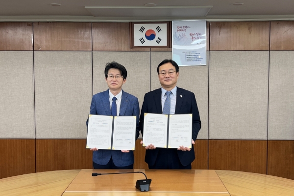 (좌측 고영환 한국산업기술시험원 환경기술본부장, 우측 임성균 코오롱글로벌 지속강능경영실장)