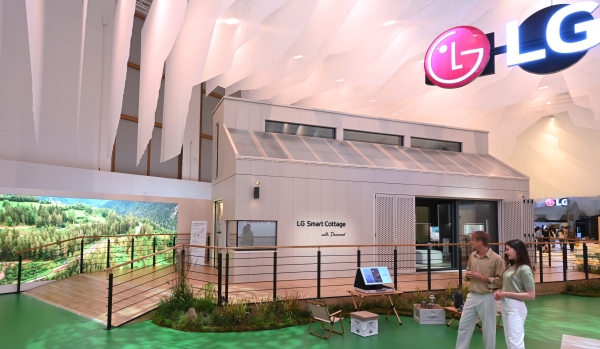 LG전자 현지시간 1일부터 5일간 독일 베를린에서 열리는 유럽 최대 가전전시회 ‘IFA 2023’에 참가한다. 전시가 열리는 독일 메세 베를린(Messe Berlin) 내 LG전자 전시관 'LG 지속가능한 마을(LG Sustainable Village)' 입구에서 모델들이 에너지 및 냉난방공조 시스템, 차별화된 프리미엄 가전을 갖춘 소형 모듈러 주택 ‘LG 스마트코티지’를 소개하고 있다. [사진=LG전자]