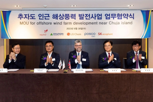 (왼쪽부터) LG화학 허성우 부사장, SK에코플랜트 이동걸 사업단장, 에퀴노르 코리아 비욘 인게 브라텐 대표이사, 현대엔지니어링 임관섭 플랜트사업본부장, 포스코이앤씨 온상웅 인프라사업본부장이 협약서에 서명하고 기념사진을 촬영하고 있다. [사진제공=현대엔지니어링]