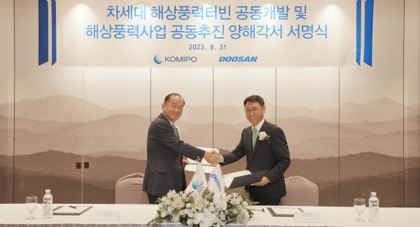 31일 앰배서더 서울 풀만 호텔에서 진행된 업무협약 서명식에서 김호빈 한국중부발전 사장(왼쪽), 정연인 두산에너빌리티 사장(오른쪽)이 기념촬영을 하고 있다. [사진=두산에너빌리티]