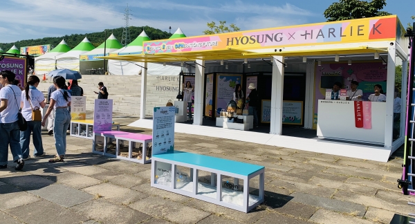 효성이 서울 난지한강공원에서 진행 중인 ‘렛츠락 페스티벌’에서 ESG브랜드인 ‘RE:GEN’을 선보이고 있다. [사진=배석원 기자]