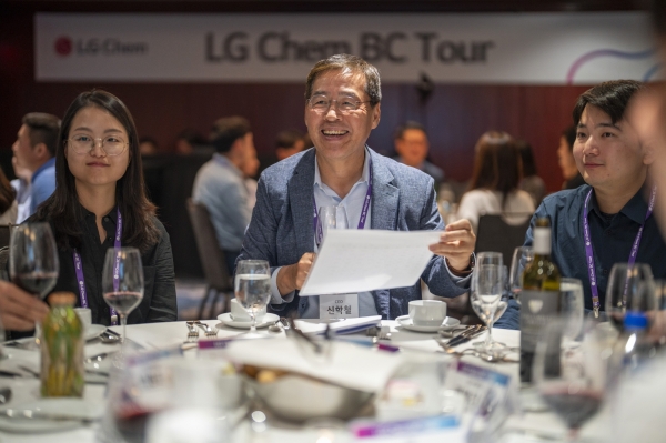 신학철 LG화학 부회장(가운데)이 미국 뉴욕에서 열린 우수인재 채용행사 BC투어 참석 인재들과 대화를 나누고 있다. [사진=LG화학]