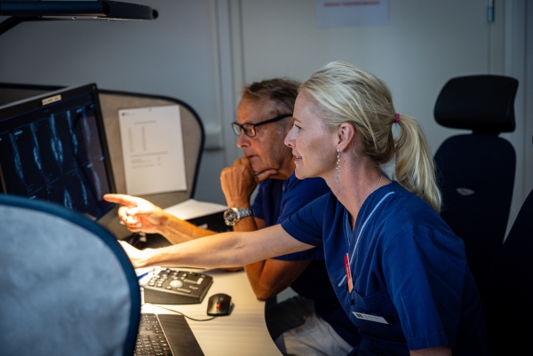 ▲ 카린 뎀브로워(Dr. Karin Dembrower·오른쪽) 스웨덴 세인트괴란 병원 박사가 유방촬영술 AI 영상분석 솔루션 '루닛 인사이트 MMG'를 활용해 유방암을 진단하고 있다. 루닛 AI 솔루션 관련 연구는 세계적인 의학학술지 '란셋 디지털 헬스' 최근호에 소개됐다. (사진제공=루닛)