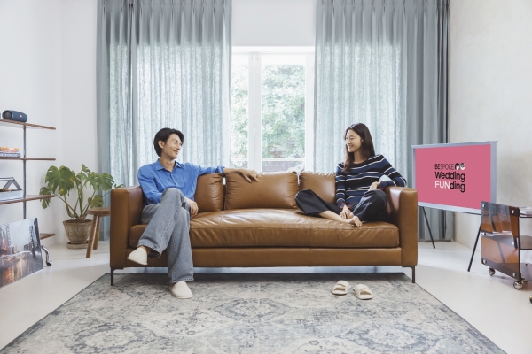 삼성전자 모델이 '비스포크 웨딩 펀딩(BESPOKE Wedding FUNding)' 캠페인을 소개하고 있는 모습 [사진=삼성전자]