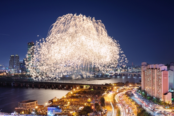 지난 2022년 한화와 함께하는 서울세계불꽃축제에서 선보인 ㈜한화의 불꽃 [사진=한화]