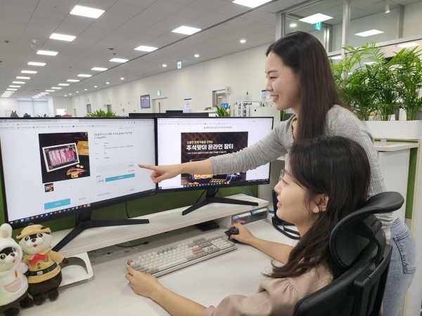삼성 직원들이 '추석 맞이 온라인 장터'에서 국내산 수산물을 구입하는 모습 [사진=삼성]