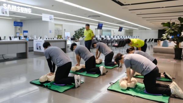 19일 삼성전자서비스 을지로센터에서 엔지니어들이 심폐소생술 실습 교육을 받는 모습 [사진=삼성전자서비스]