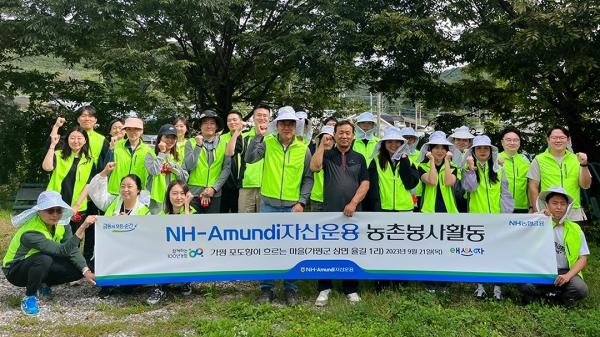 NH-Amundi자산운용 임직원들이 포도농가 일손돕기 활동을 진행 중이다. [사진=NH아문디자산운용]