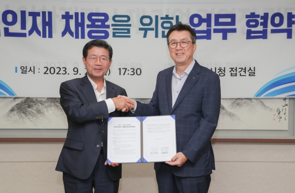 포스코퓨처엠 김준형 사장(사진 오른쪽)과 정인화 광양시장이 21일 광양시청에서 '지역인재 양성 및 채용을 위한 업무협약‘을 체결하고 기념촬영하고 있다