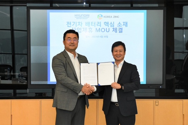 김흥수 현대차그룹 부사장(좌)와 박기덕 고려아연 사장(우)이 전기차 배터리 핵심소재 사업 제휴 업무협약(MOU)을 체결한 뒤 기념 촬영을 하고 있다. [사진=고려아연]