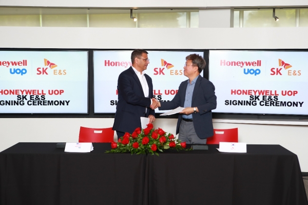 지난 달 30일 美 일리노이주 데스 플레인스에 위치한 Honeywell UOP 본사에서 배리 글릭맨 Honeywell UOP 부사장(왼쪽)과 차태병 SK E&S Net Zero기술센터장(오른쪽)이 공동개발협약를 체결하고 기념사진을 촬영하고 있다. [사진=SK E&S]