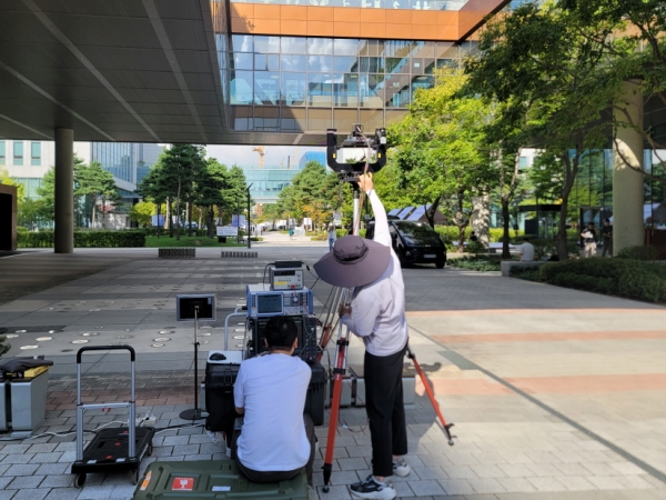 LG전자가 도심지역으로는 세계 최장거리 수준인 실외 500m 거리에서 6G 테라헤르츠 대역 무선 데이터 송수신에 성공했다. LG전자 연구원들이 서울 마곡 LG사이언스파크에서 6G 테라헤르츠 대역 송수신 테스트를 진행하는 모습 [사진=LG전자]
