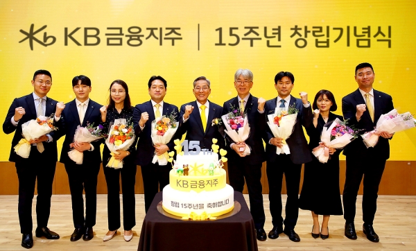 KB금융그룹 윤종규 회장이 장기 근속 직원들과 함께 기념촬영을 하고 있다. [사진=KB금융그룹]