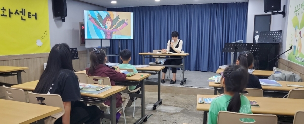 다문화·저소득 가정 아이들이 만화와 스토리북을 통해 일상 영어회화를 배우고 모습 [사진=동서발전]