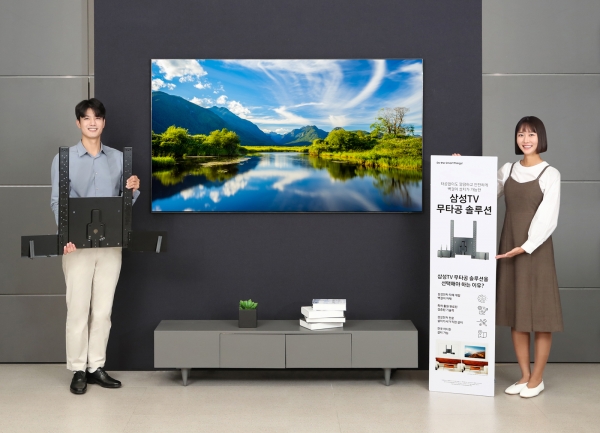삼성전자 모델이 삼성스토어 대치점에서 '삼성 TV 무타공 솔루션'을 소개하고 있다. '삼성TV 무타공 솔루션'은 타공 없이 깔끔하고 안전하게 TV 벽걸이 설치가 가능한 솔루션이다. [사진=삼성전자]