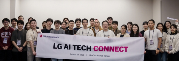 13일(현지시간) 미국 뉴욕에서 열린 LG AI Tech Connect 참가자들이 사진 촬영을 하고 있다. [사진=LG]