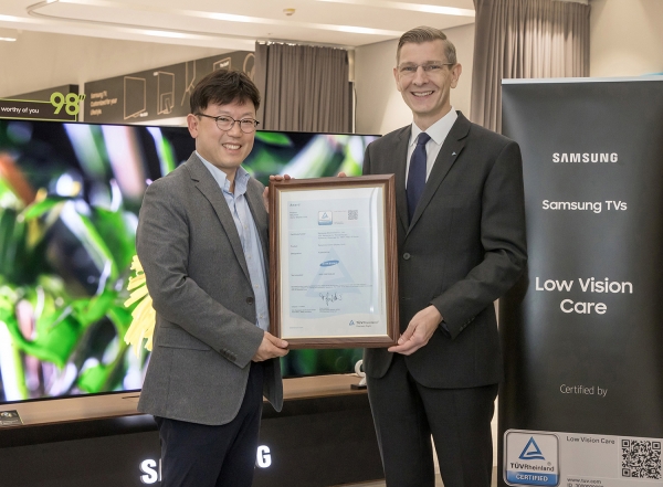 삼성전자 영상디스플레이사업부 용석우 부사장(왼쪽)과 'TUV 라인란드 코리아(TÜV Rheinland Korea Ltd.)' 프랭크 주트너(Frank Juettner) 대표이사(오른쪽)가 '저시력 케어' 인증 수여식에서 기념 촬영을 하고 있다. [사진=삼성전자]